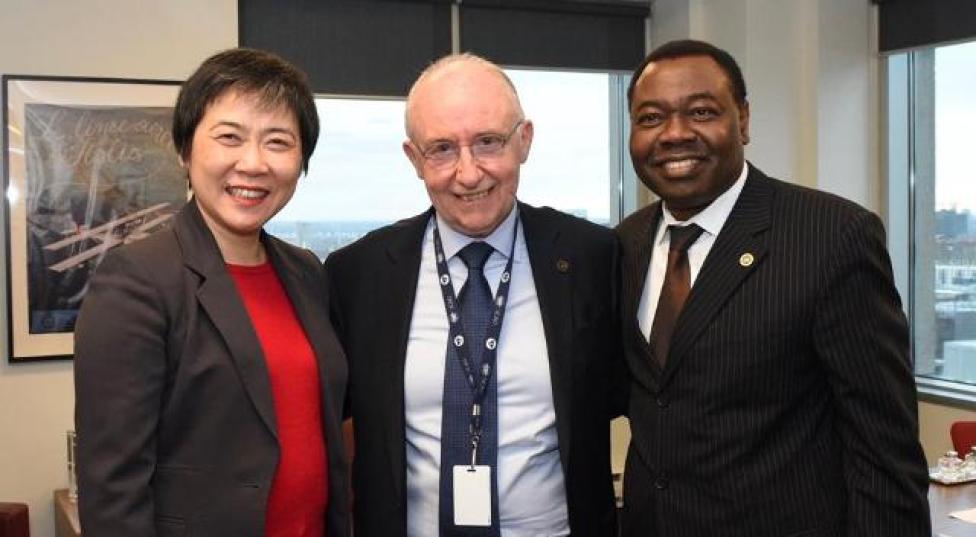 Od lewej: dr Fang Liu highlighted - Sekretarz Generalny ICAO, Salvatore Sciacchitano, dr Olumuyiwa Benard Aliu (fot. ICAO)