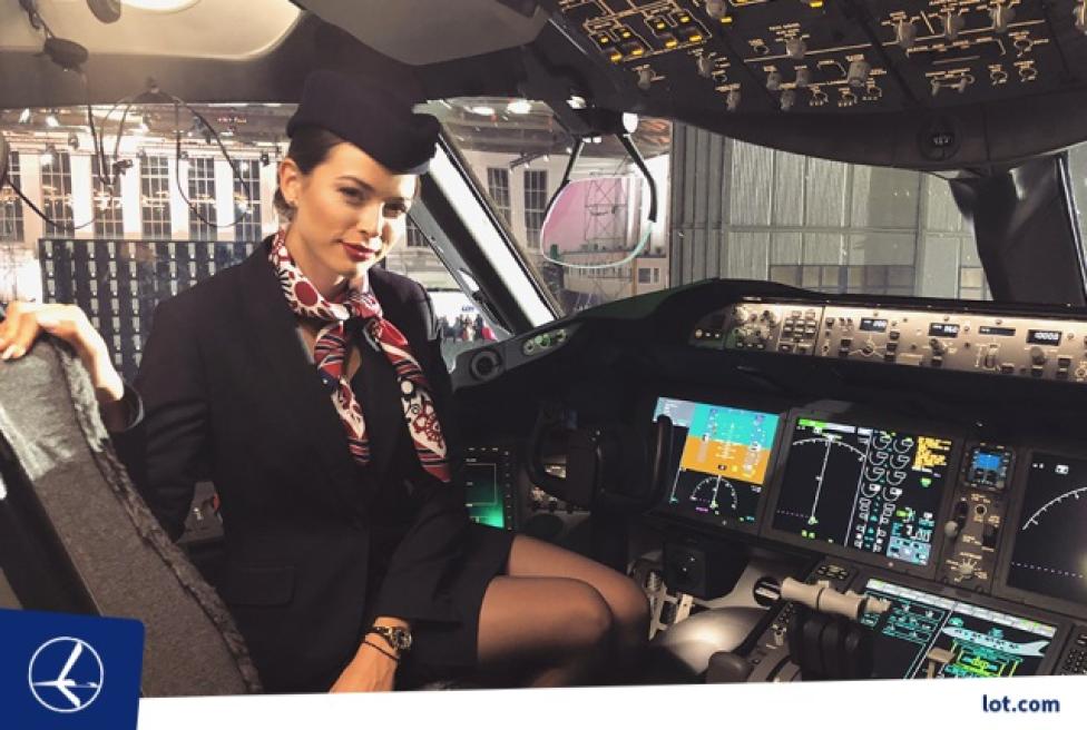 Olga Buława, stewardessa w LOT (fot. lot.com)