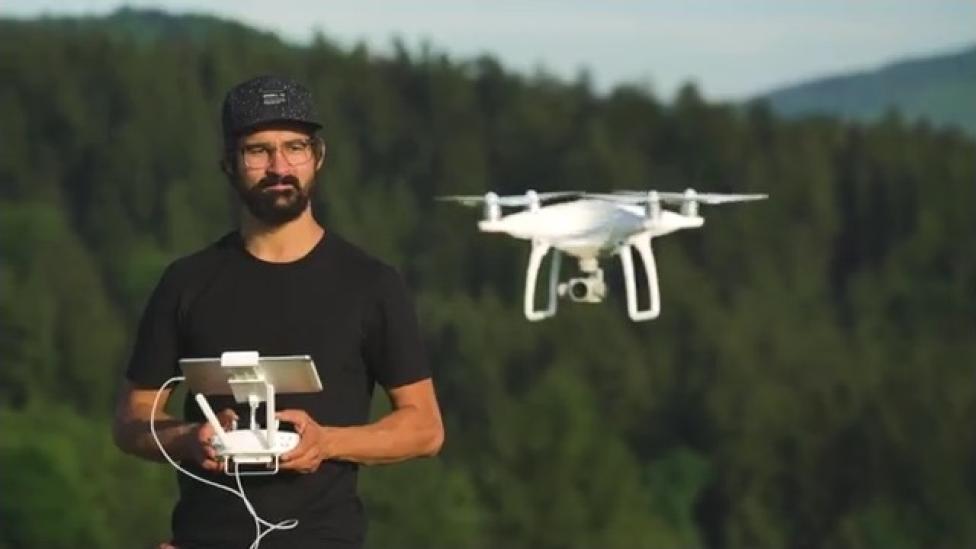 Operator i jego dron (fot. kadr z filmu PAŻP)
