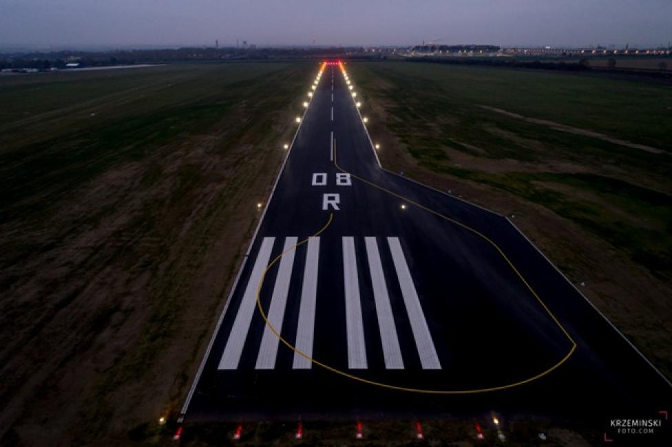 Oświetlony pas startowy lotniska w Gliwicach (fot. Krzysztof Krzemiński/FOTO.COM)