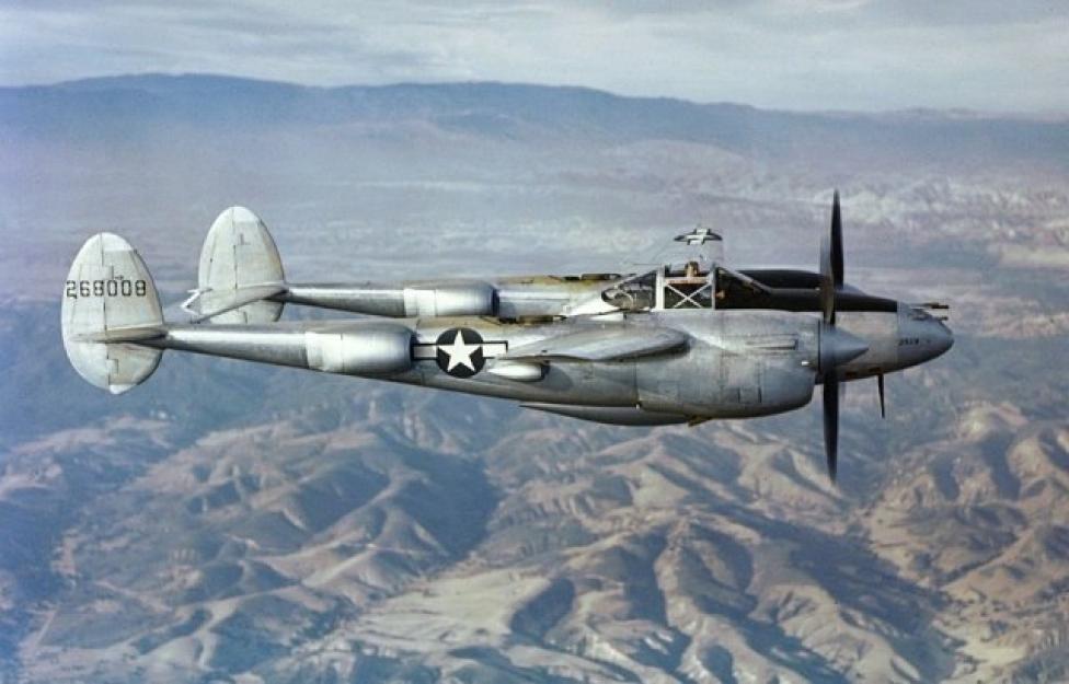 P-38J-10-LO lecący nad południową Kalifornią (fot. U.S. Air Force/Domena publiczna/Wikimedia Commons)