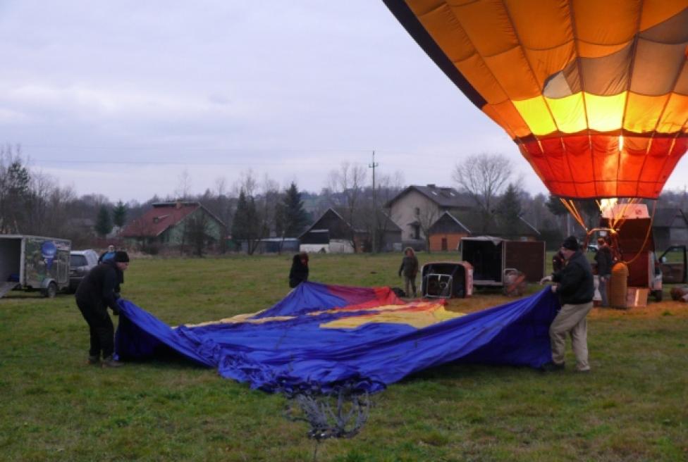 Przygotowania do startu balonów z Podolan (fot. Adam Sobieraj)