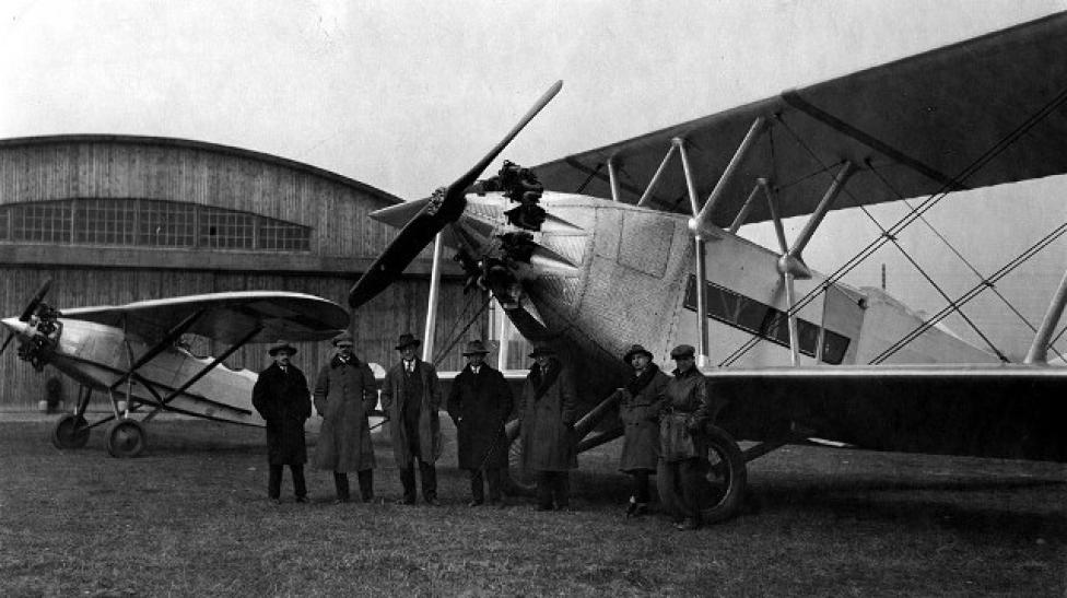 Samoloty Lublin R-X i R-IX sfotografowane przed hangarem Lubelskiej wytwórni (fot. Narodowe Archiwum Cyfrowe, sygn. 1-G-1644)