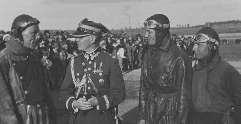 Gen. Józef Zając wśród pilotów z tzw. "trójki Bajana". Od lewej: por. B. Kosiński, gen. J.Zając, kpr. K. Pniak, kpr. S. Macek
