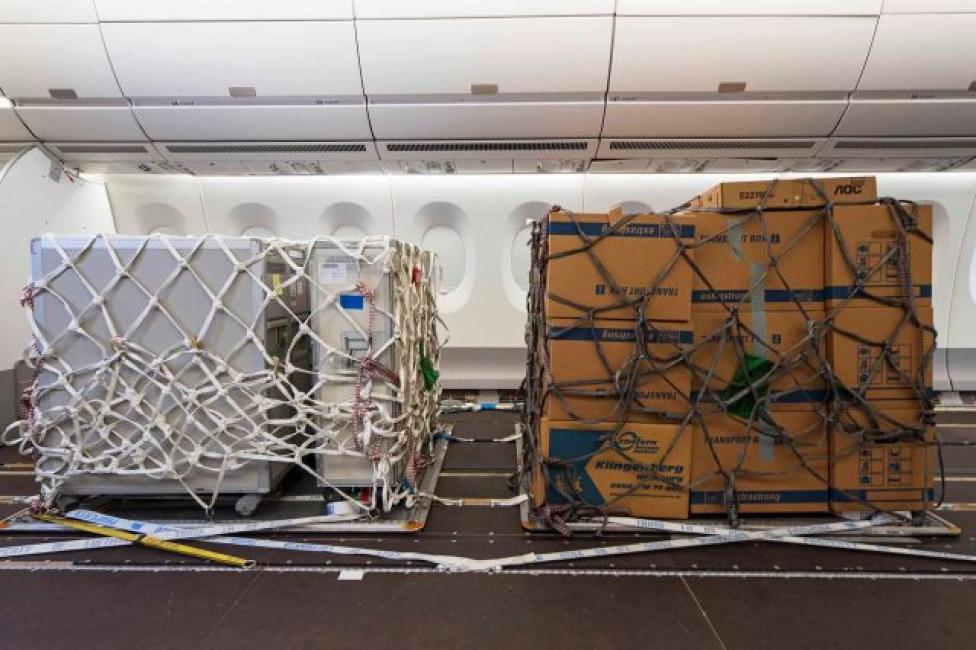 Palety towarowe zainstalowane bezpośrednio na torach siedzeń w podłodze kabiny (fot. Airbus)