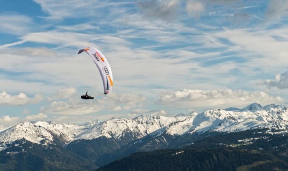 Paralotniarz w locie nad Alpami (fot. redbullxalps.com)