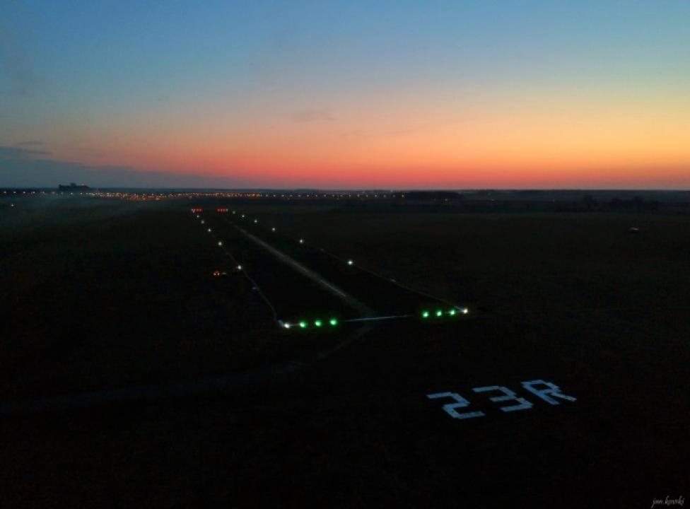 Lotnisko Leszno - oświetlony pas startowy w nocy (fot. jan.kovski)