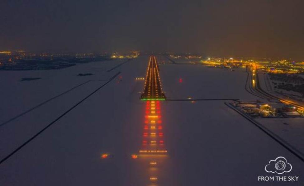 Pas startowy Portu Lotniczego Rzeszów-Jasionka w nocy - widok z góry (fot. Robert Neumann)