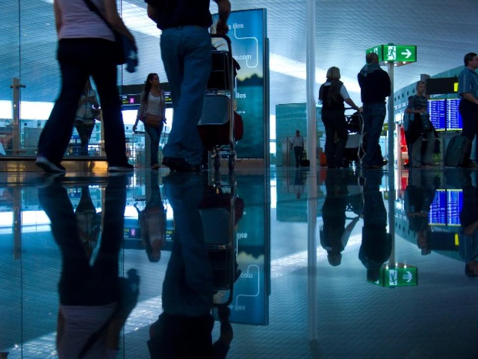 Pasażerowie w terminalu lotniska (fot. Givt)