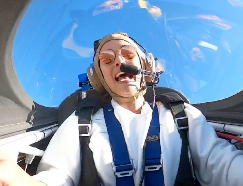 Paulina Krupińska w samolocie akrobacyjnym Łukasza Czepieli (fot. Red Bull Polska)