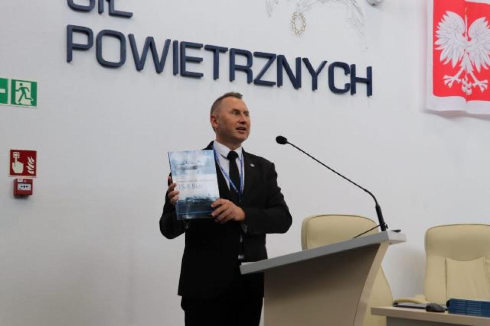 Paweł Pawłowski prezentuje książkę "Samolot Szkolno-Treningowy TS-8 BIES" (fot. muzeumsp.pl)