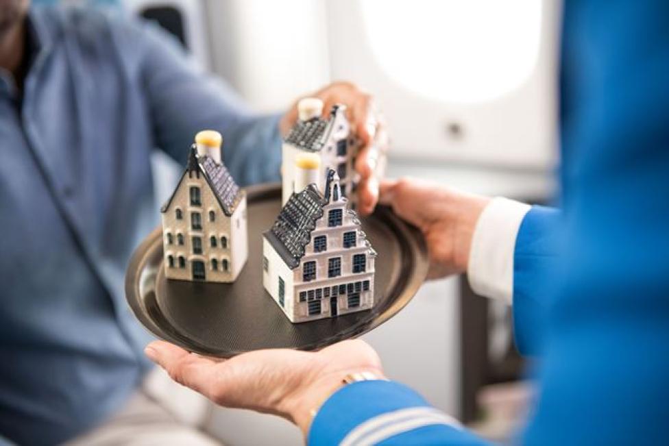 Personel KLM podaje domki pasażerowi (fot. KLM)