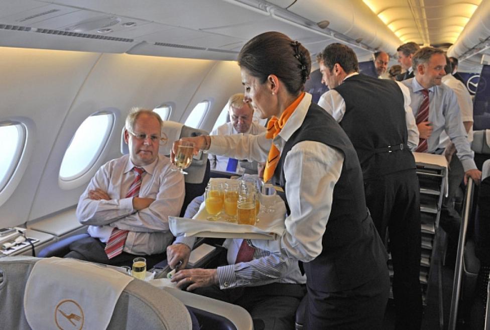 Personel pokładowy podczas pracy na pokładzie samolotu Lufthansy (fot. airliners.de)