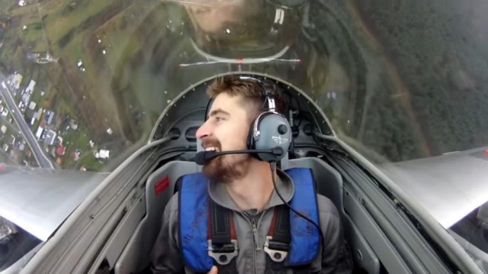  Peter Sagan podczas lotu odrzutowym myśliwcem (fot. kadr z filmu na youtube.com)