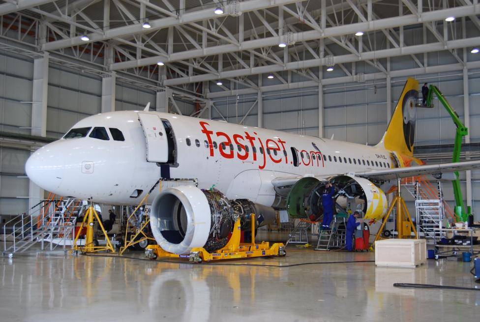 A319 należący do linii FastJet podczas przeglądu wykonywanego przez Aerostat