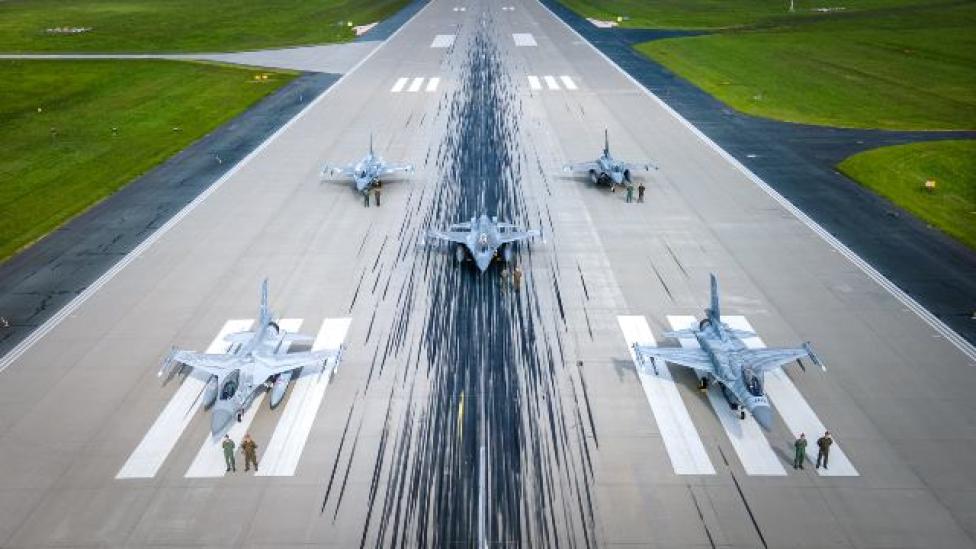 Pięć polskich samolotów F-16 na pasie startowym (fot. Arkadiusz Biały)