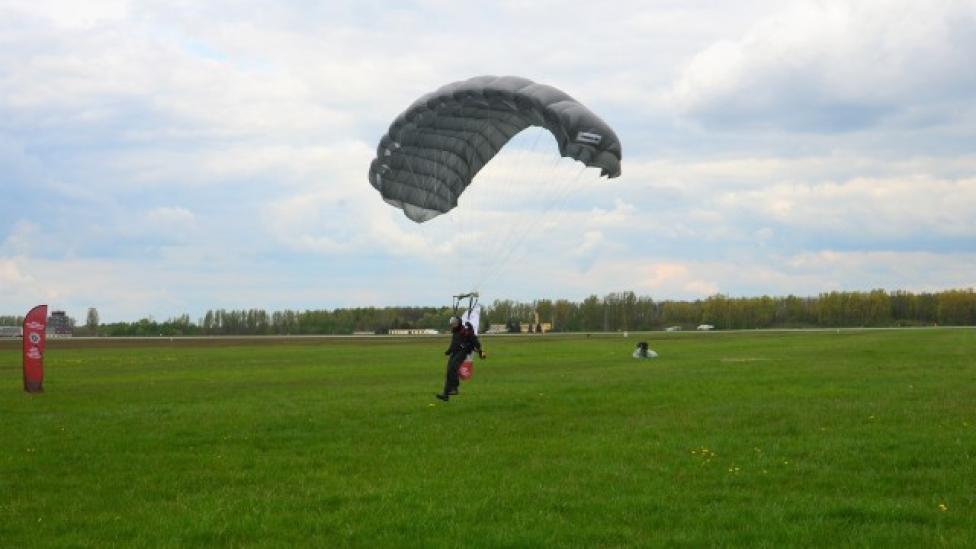 Pierwsze skoki spadochronowe kawalerzystów z Leźnicy Wielkiej (fot. 25.BKPow)