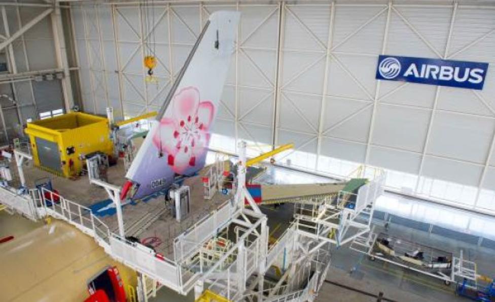 Pierwszy A350 XWB dla China Airlines nabiera kształtów na linii montażu końcowego Airbusa (fot. Airbus)