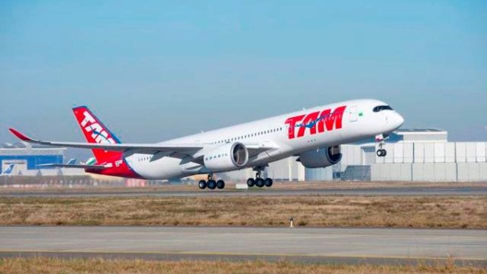 Pierwszy A350 XWB dla TAM Airlines odbywa dziewiczy rejs (fot. Airbus)