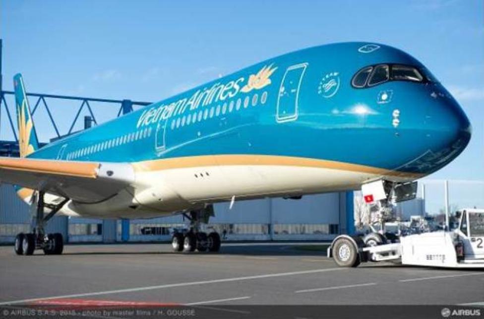 Pierwszy A350 XWB dla Vietnam Airlines opuścił lakiernię Airbus w Tuluzie (fot. airbus.com)