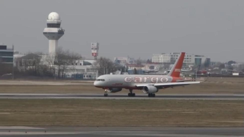 Pierwszy samolot z Chin z transportem sprzętu ochronnego na Lotnisku Chopina (fot. kadr z filmu na youtuce.com)