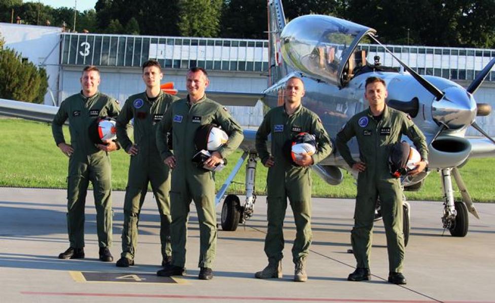 Piloci Zespołu Akrobacyjnego ORLIK przed samolotem (fot. por. Ewa Złotnicka)