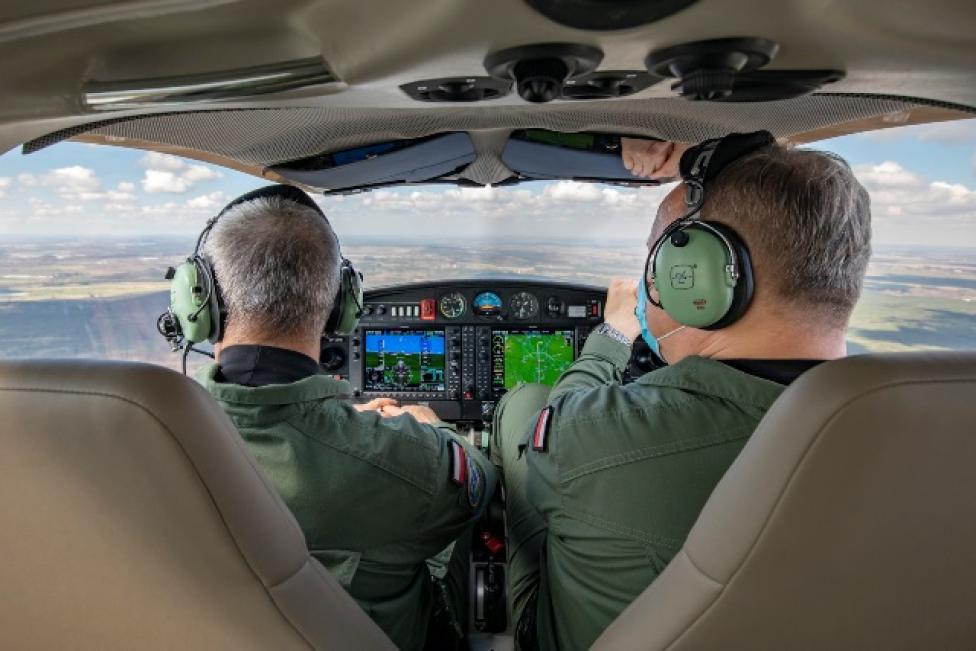 Piloci w kabinie samolotu Diamond DA42 NG podczas lotu (fot. LAW)