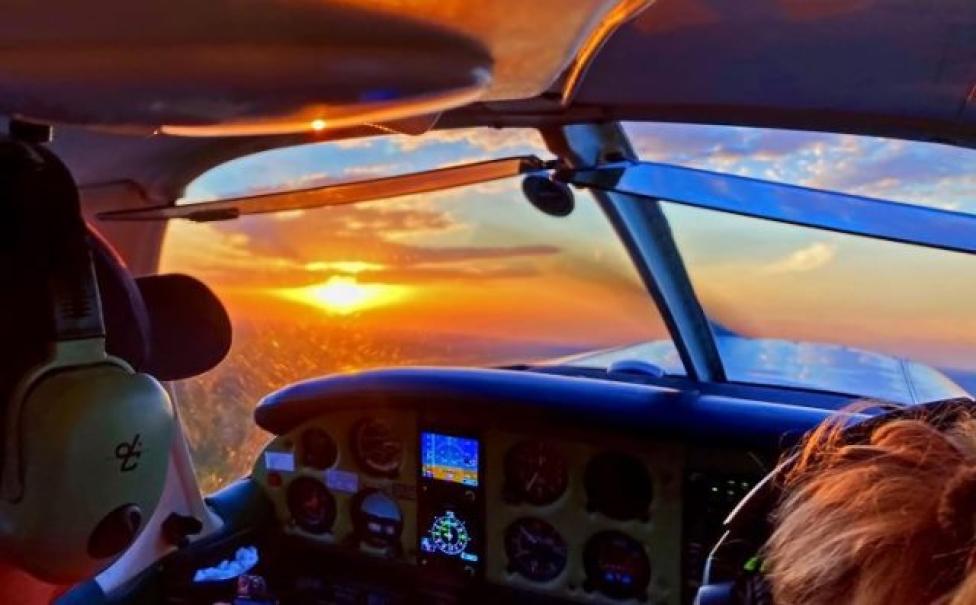 Piloci w kabinie samolotu GA - widok na zachód słońca (fot. Katarzyna Obłoza)