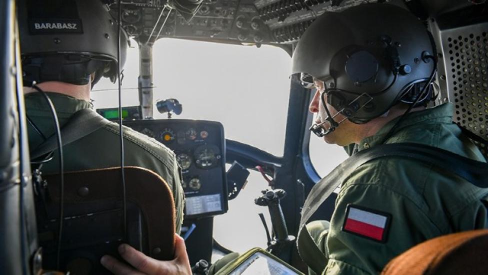 Piloci w kabinie śmigłowca Mi-2 (fot. st. szer. Wojciech Król / CO MON)
