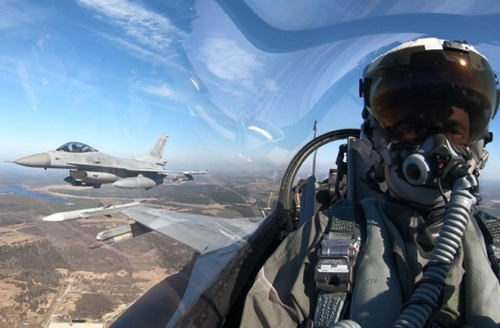 Pilot F-16 w kabinie - widok z wnętrza z przodu (fot. PKW Orlik)