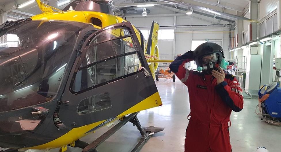 Pilot LPR przy śmigłowcu w hełmie z adapterem dopasowującym maskę (fot. Janusz Kluczyński)