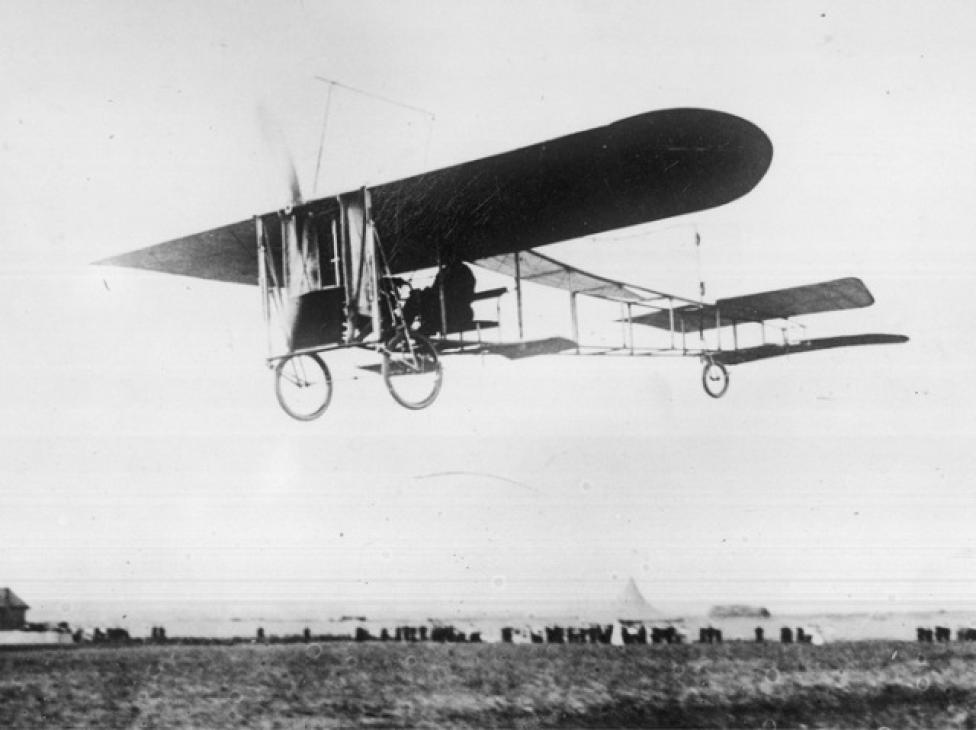 Pilot Louis Bleriot w samolocie Bleriot XI podczas lotu (fot. Narodowe Archiwum Cyfrowe)
