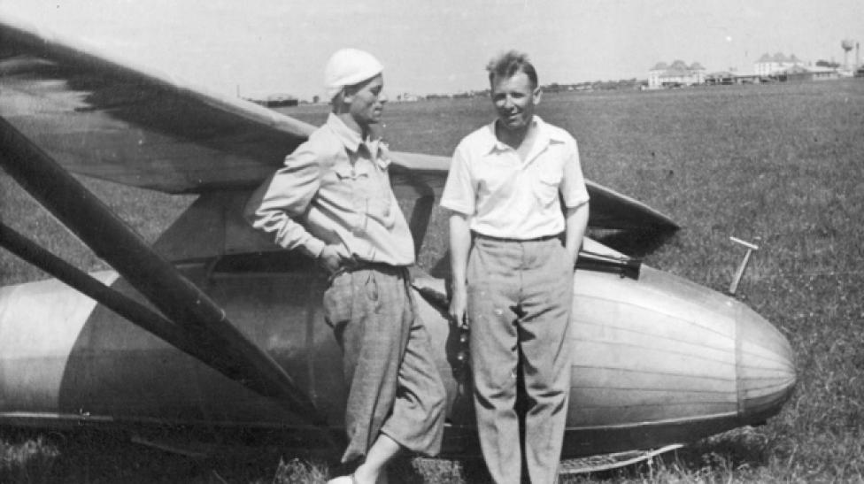 Pilot Piotr Mynarski i inżynier Wacław Czerwiński przy szybowcu wyczynowym CW-5 na lotnisku (fot. archiwum samolotypolskie.pl)