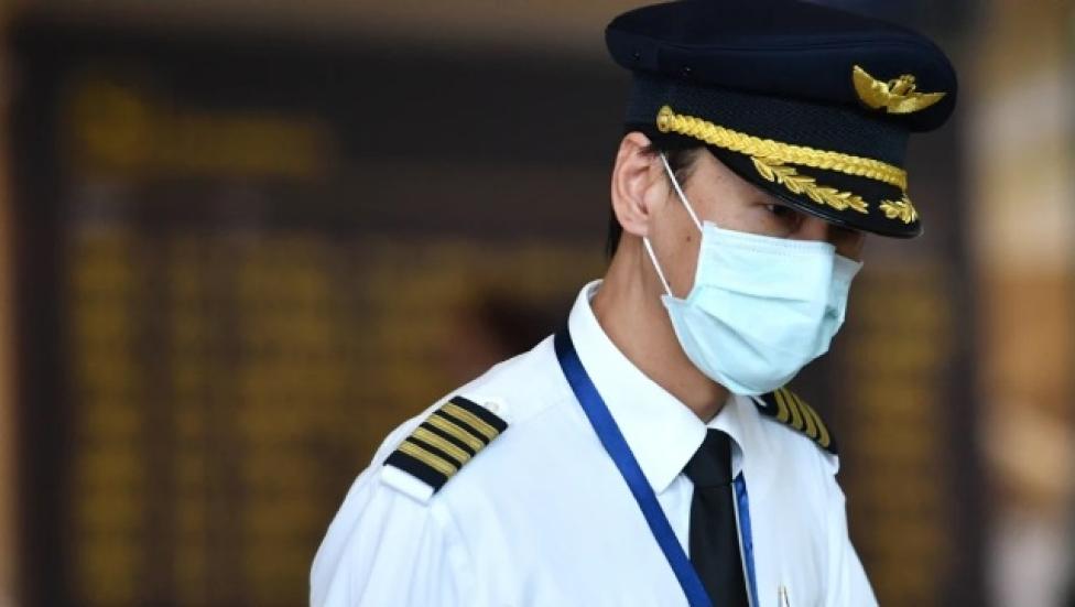 Pilot samolotu pasażerskiego w masce ochronnej (fot. smh.com.au) Pilot samolotu pasażerskiego w masce ochronnej (fot. smh.com.au)