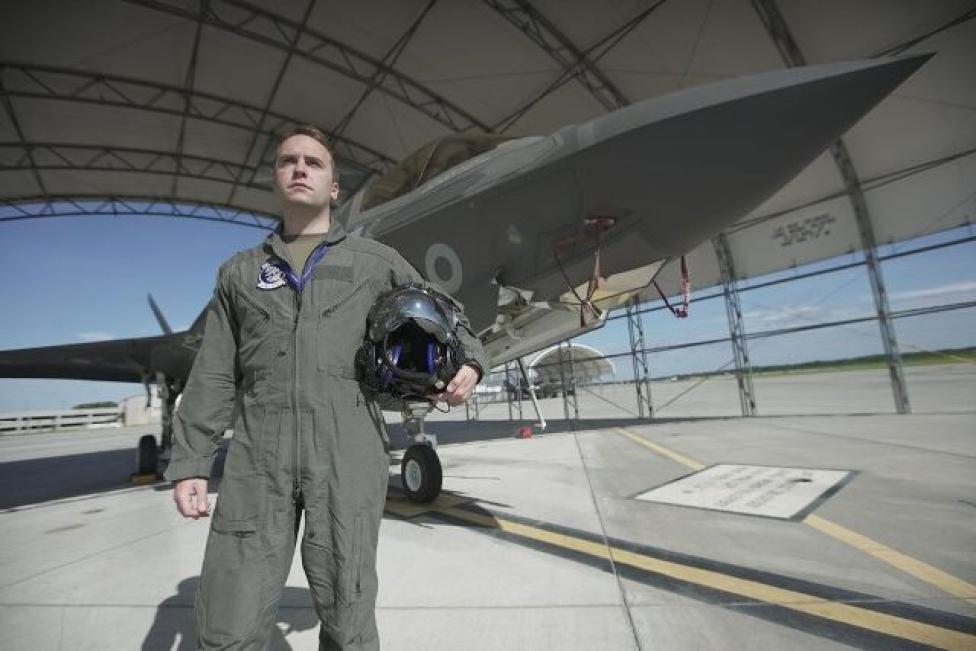 Pilot z eskadry Królewskich Sił Powietrznych przed samolotem F35 Lightning (fot. BBC Brit)