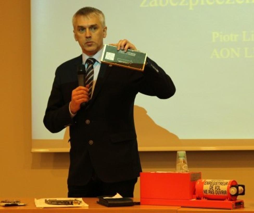Piotr Lipiec podczas spotkania w Lotniczym Kole Naukowym Akademii Obrony Narodowej (fot. PKBWL)