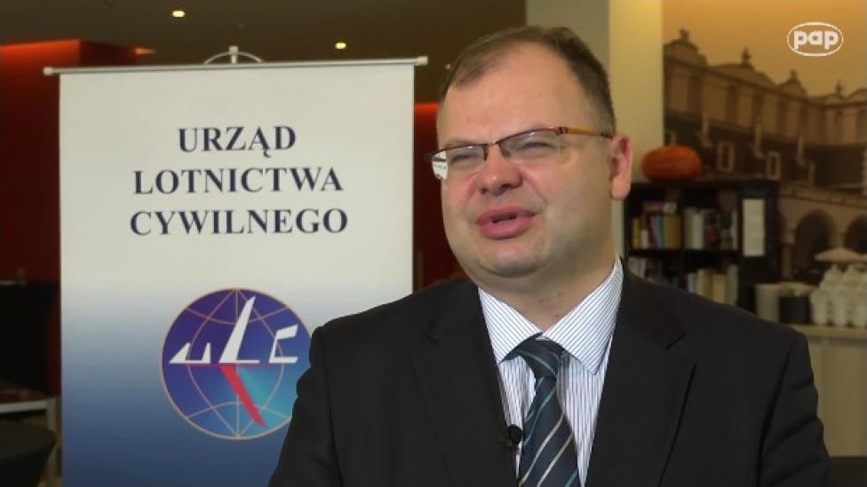 Piotr Samson, prezes ULC na konferencji „Cyberbezpieczeństwo w lotnictwie cywilnym” (fot. kadr z filmu PAP)