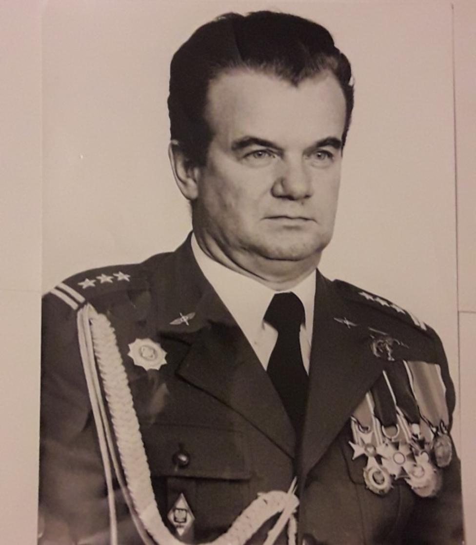 Płk. pil. Stanisław Czarny (fot. archiwum rodzinne płk.dypl.pil Stanisława Czarnego z drugiej połowy lat 70-tych)