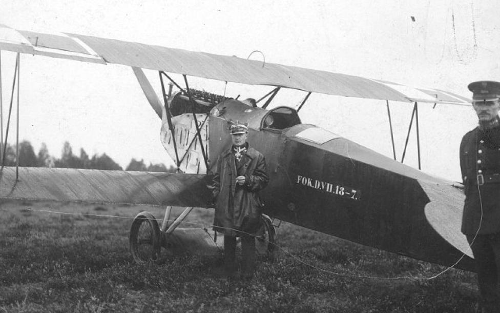 Płk pilot Jerzy Kossowski przed samolotem Fokker D.VII nr 18-7 (fot. Narodowe Archiwum Cyfrowe)