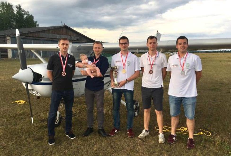Samolotowe Nawigacyjne Mistrzostwa Polski w Białymstoku - podium seniorów i juniorów (fot. pwszchelm.edu.pl)