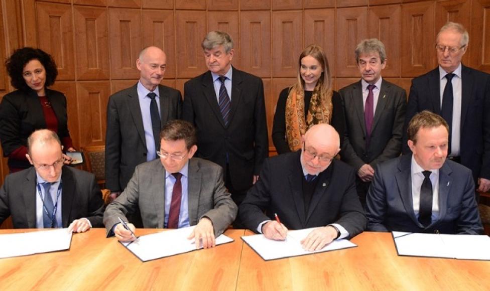 Podpisane porozumienie ma pomóc w tworzeniu kadr polskiego sektora kosmicznego (fot. Biuro Rektora PW)