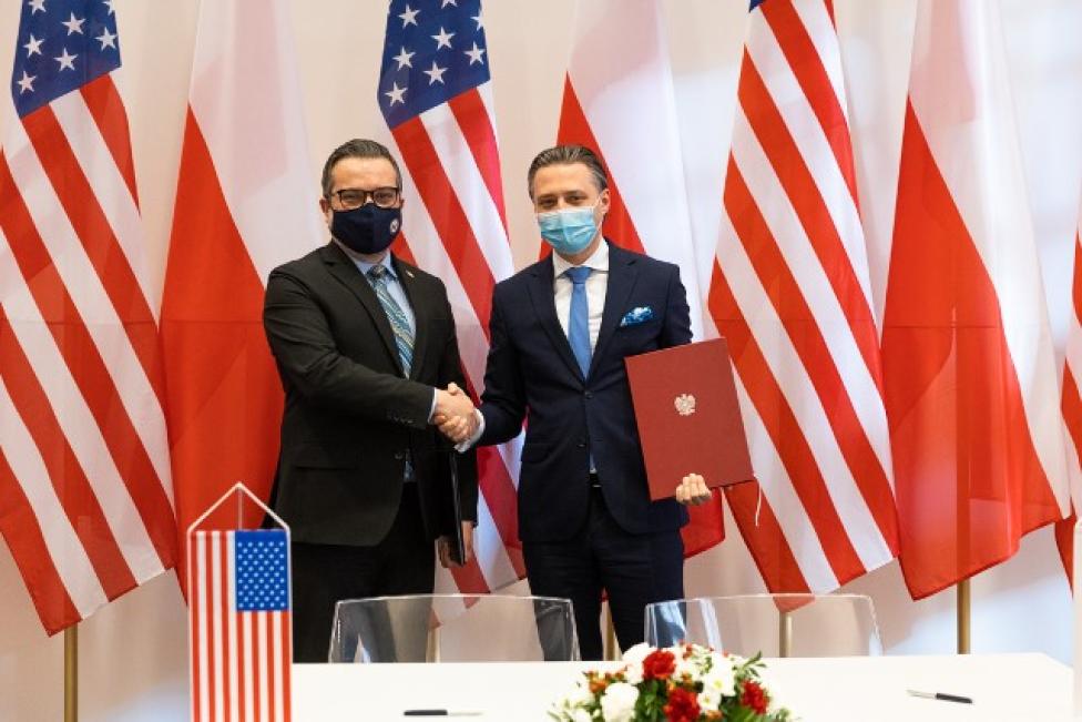 Podpisanie polsko-amerykańskiej umowy w sprawie rozmieszczenia funkcjonariuszy ochrony lotu (fot. MSWiA)
