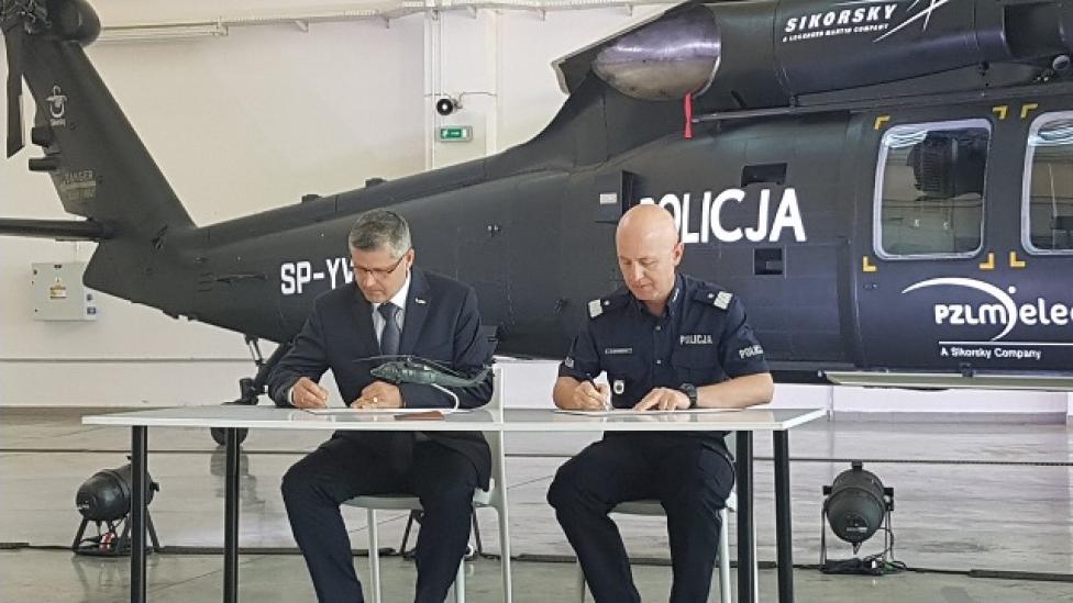 Podpisanie umowy na zakup śmigłowców pomiędzy PZL Mielec a polską Policją (fot. MSWiA/Twitter)
