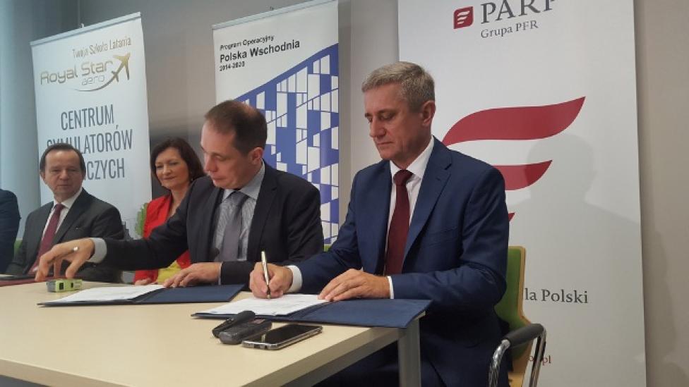 Podpisanie umowy dot. Europejskie Centrum Symulatorów Lotniczych (fot. podkarpackie.pl)