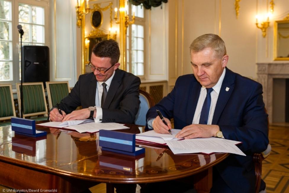 Podpisanie umowy na budowę pasa startowego na lotnisku Krywlany (fot. UM Białystok/Dawid Gromadzki)