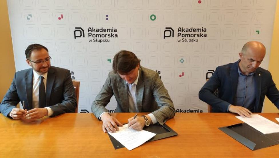 Podpisanie umowy o współpracy pomiędzy Aeroklubem Słupskim a Akademią Pomorską w Słupsku (fot. aeroklub.slupsk.pl)