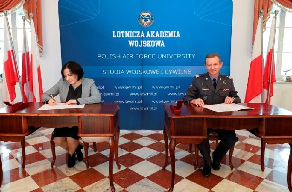 Podpisanie umowy o współpracy Lotniczej Akademii Wojskowej i MSWiA (fot. LAW)