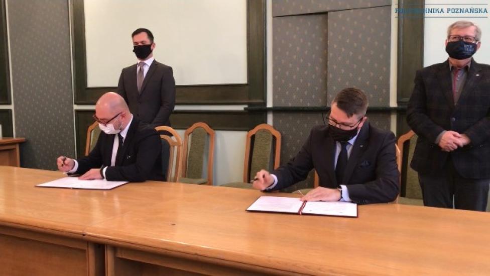 Podpisanie umowy między Politechniką Poznańską a Polską Agencją Żeglugi Powietrznej (fot. Politechnika Poznańska)