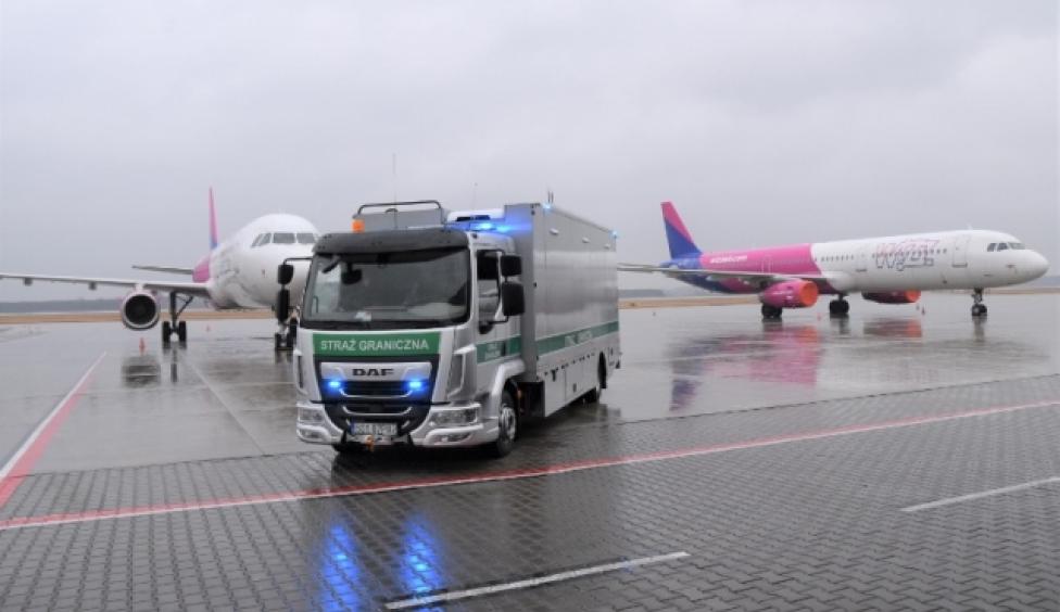 Pojazd do przewozu i magazynowania specjalistycznego sprzętu pirotechnicznego na lotnisku w Katowicach (fot. Śląski OSG)