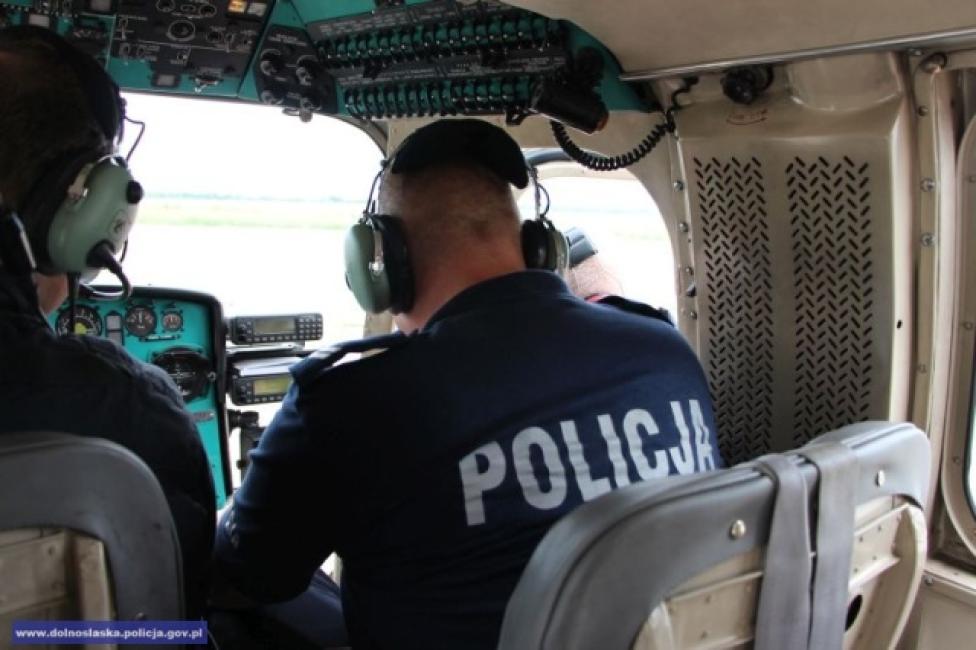 Policyjni piloci w kabinie śmigłowca (fot. KWP Wrocław)